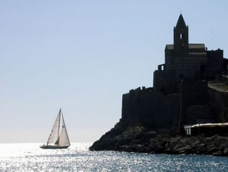  成人和儿童帆船课程